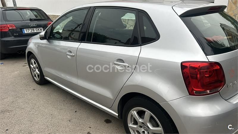 Usado VW Polo Advance 60 CV (44 kW) 2014 Gris / plata Berlina