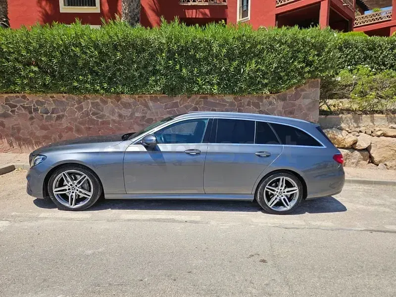 Usado Mercedes E220 194 CV (142 kW) 2019 Gris / plata Familiar