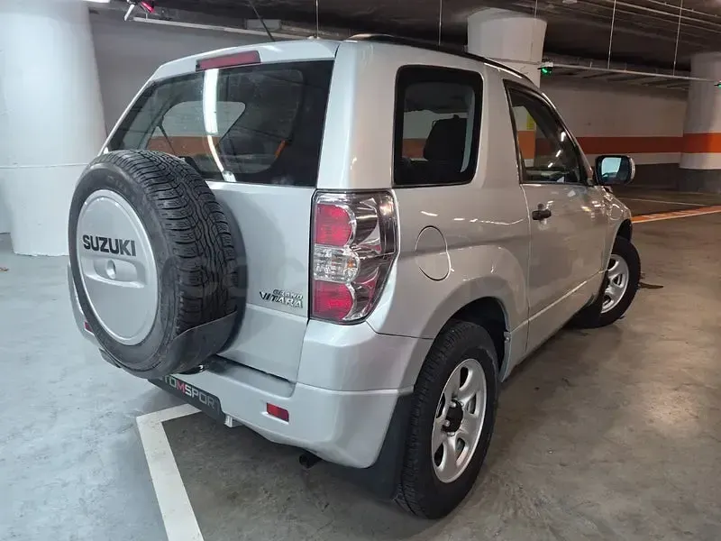 Usado Suzuki Grand Vitara 106 CV (77 kW) 2006 Gris / plata SUV