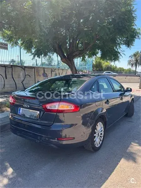 Usado Ford Mondeo Limited 140 CV (102 kW) 2012 Azul Berlina
