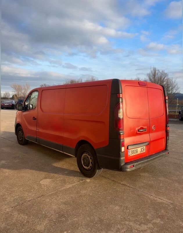 Usado Opel Vivaro Expression 90 CV (66 kW) 2015 Rojo Monovolumen