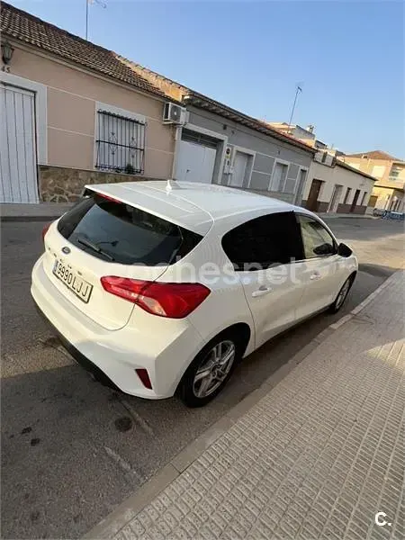 Usado Ford Focus Trend 120 CV (88 kW) 2020 Blanco Berlina