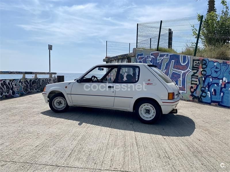 Usado Peugeot 205 103 CV (75 kW) 1989 Blanco Berlina