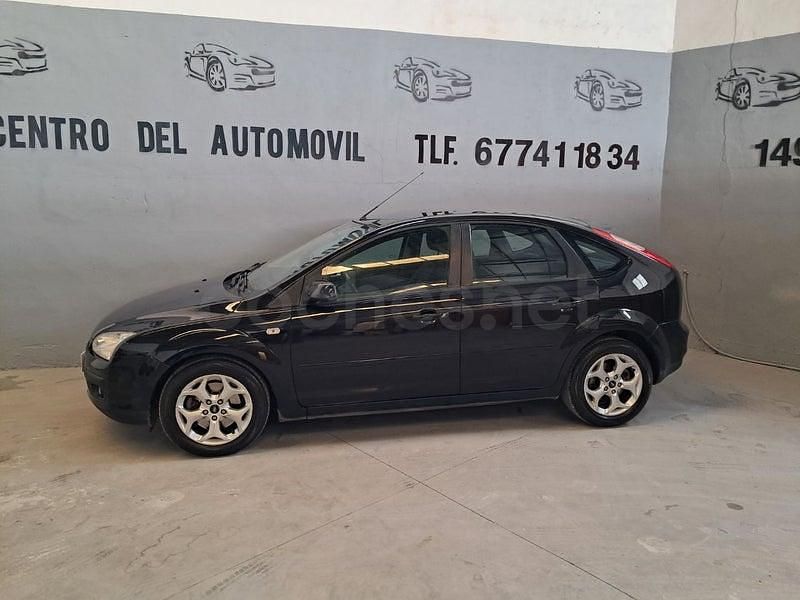 Usado Ford Focus Ghia 115 CV (84 kW) 2006 Negro Berlina