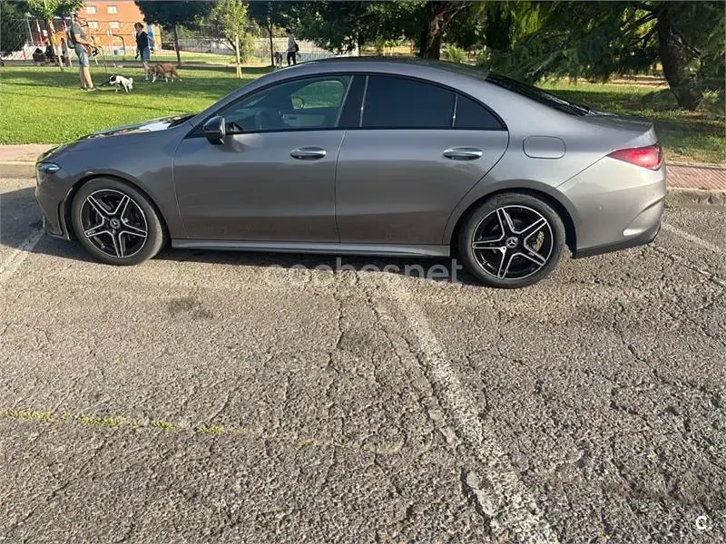 Usado Mercedes CLA180 136 CV (100 kW) 2023 Gris / plata Coupe