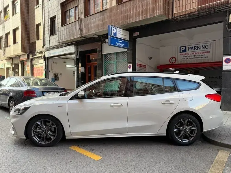 Usado Ford Focus ST-Line 120 CV (88 kW) 2021 Gris / plata Familiar