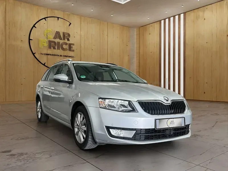 Usado Skoda Octavia Style 110 CV (80 kW) 2017 Gris / plata Familiar