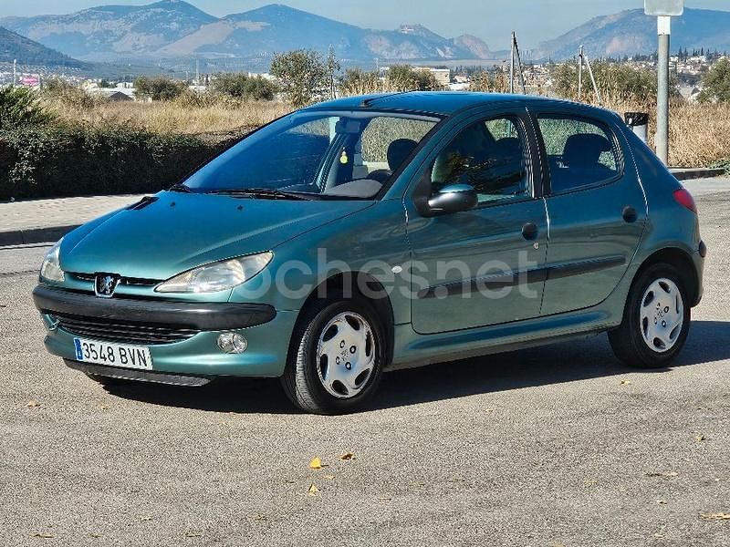 Usado Peugeot 206 70 CV (51 kW) 2002 Verde Berlina