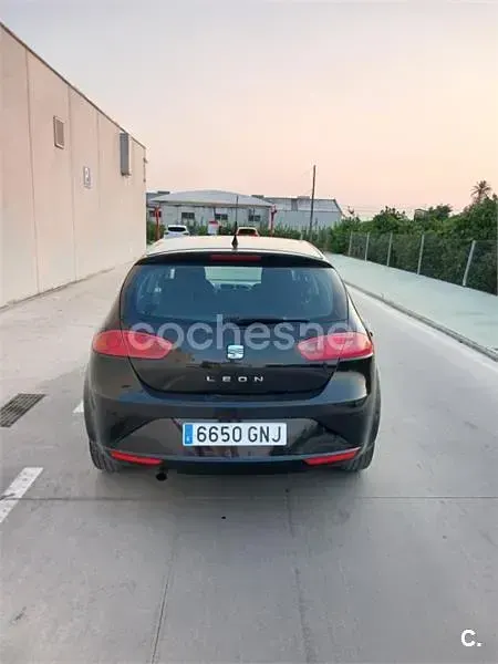 Usado Seat Leon Ecomotive 105 CV (77 kW) 2009 Negro Utilitario