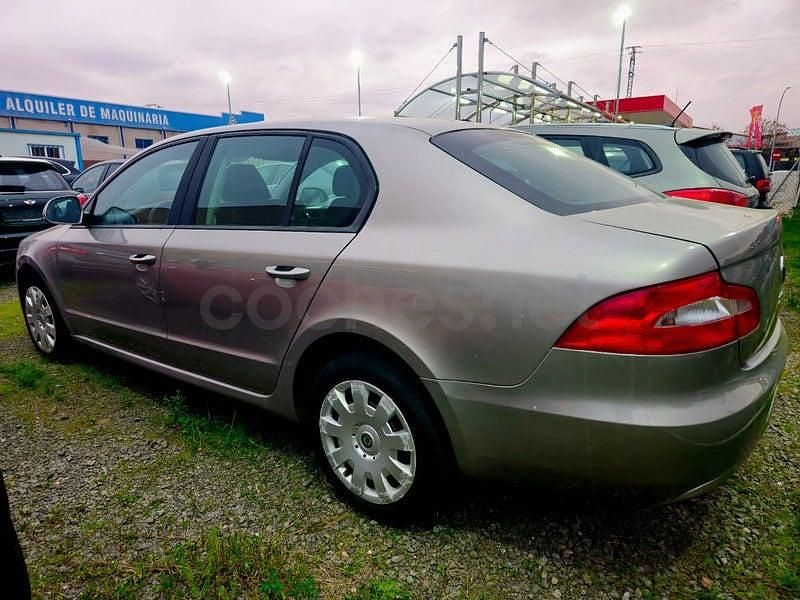 Usado Skoda Superb Ambition 105 CV (77 kW) 2012 Gris / plata Berlina