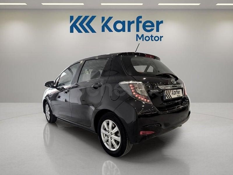 Usado Toyota Yaris Hybrid Active 100 CV (73 kW) 2012 Negro Berlina