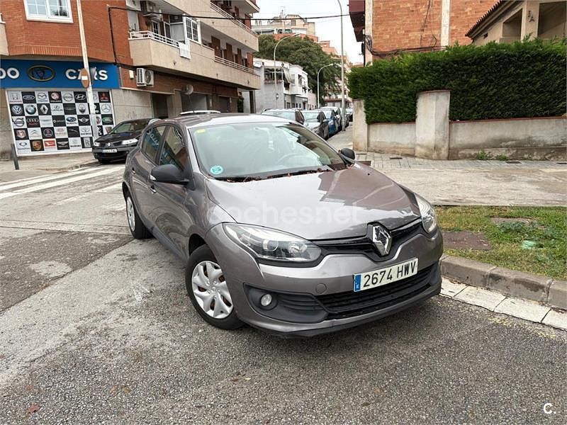 Usado Renault Mégane Dynamique 115 CV (84 kW) 2014 Gris / plata Berlina