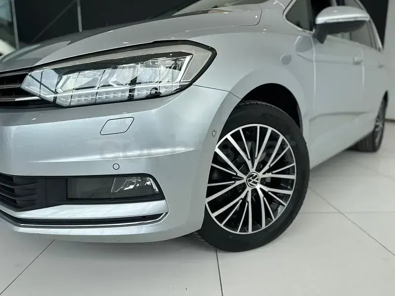 Usado VW Touran R-line 150 CV (110 kW) 2023 Gris / plata Monovolumen