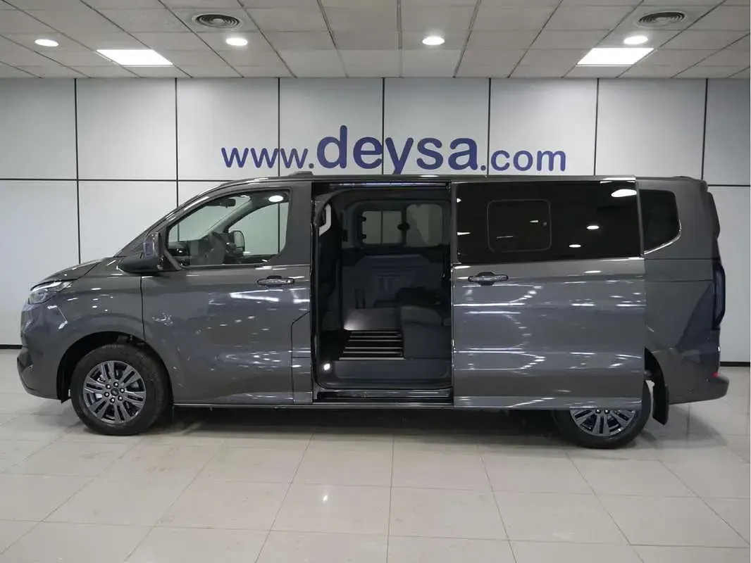Nuevo Ford Tourneo Titanium 170 CV (125 kW) 2026 Gris Familiar