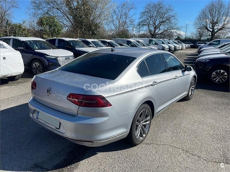 Usado VW Passat Sportline 150 CV (110 kW) 2016 Gris / plata Berlina
