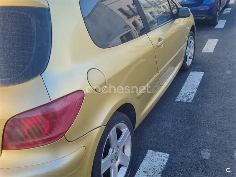 Amarillo Usado 2004 Peugeot 307 Berlina | 2200 € (Buen precio) - Imagen 1/4