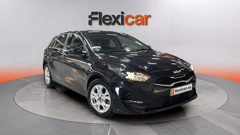 Usado Kia Ceed 136 CV (100 kW) 2023 Negro Utilitario