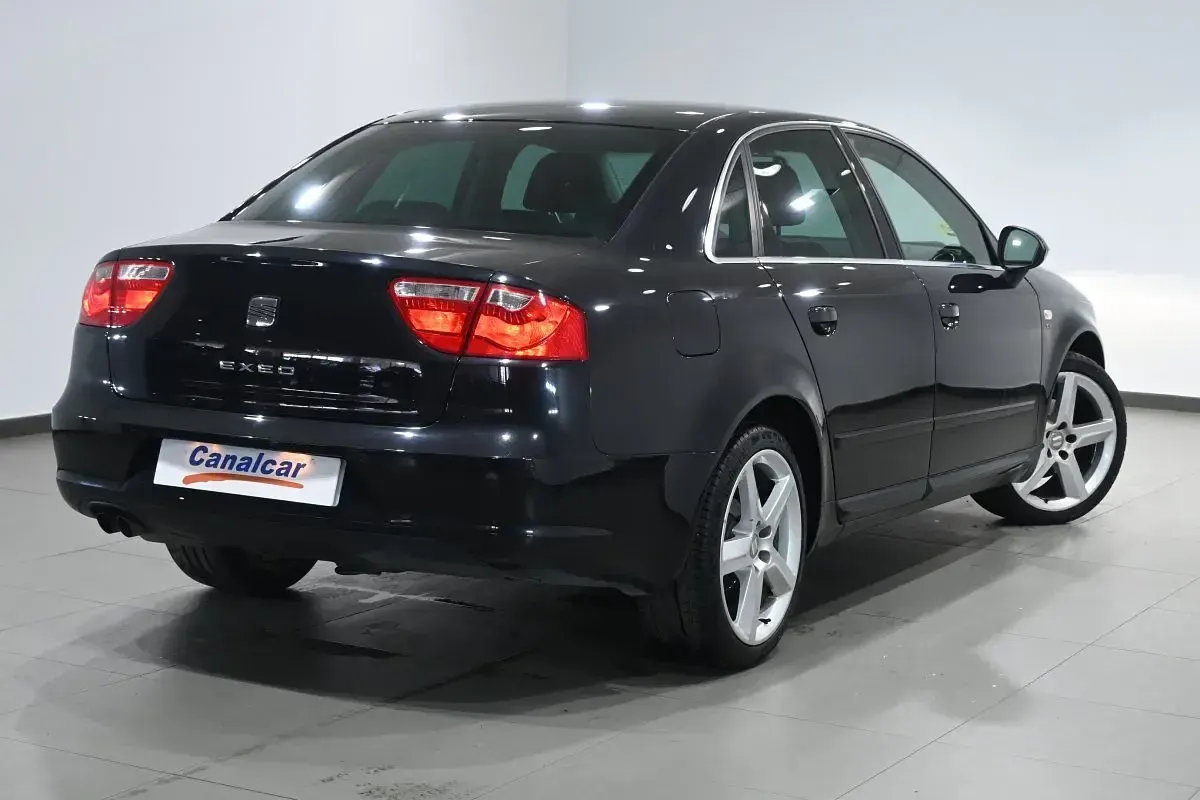 Usado Seat Exeo Sport 143 CV (105 kW) 2010 Negro Berlina