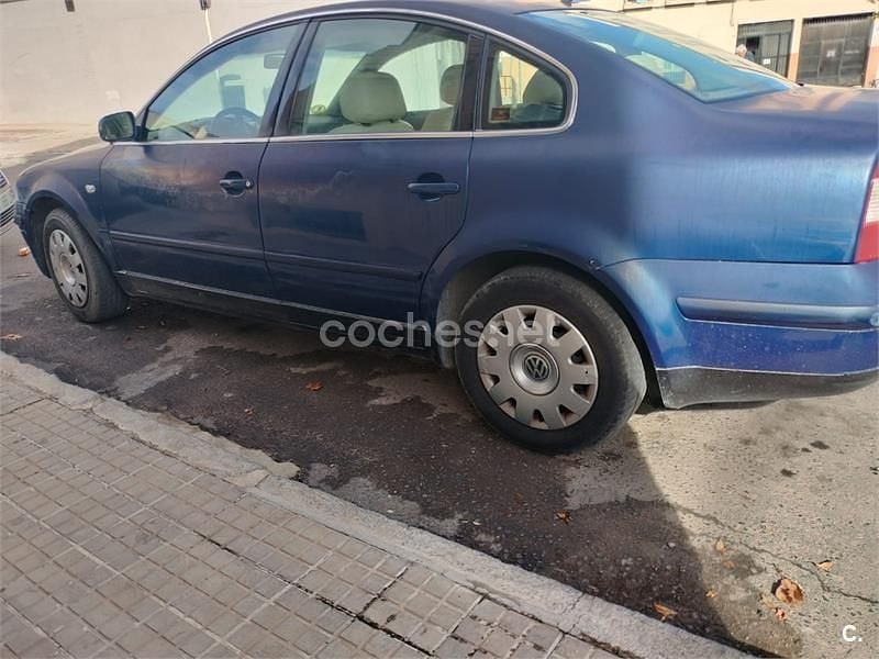 Usado VW Passat Trendline 150 CV (110 kW) 2002 Azul Berlina
