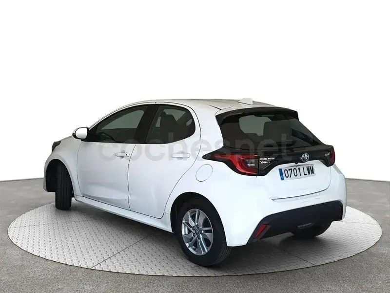 Usado Toyota Yaris Hybrid Active 116 CV (85 kW) 2022 Blanco Berlina