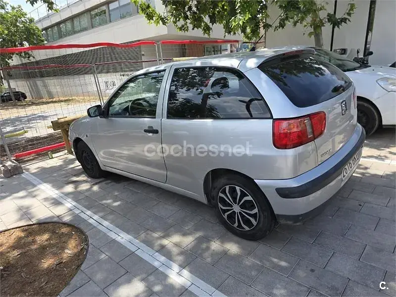 Usado Seat Ibiza 75 CV (55 kW) 2001 Gris / plata Utilitario