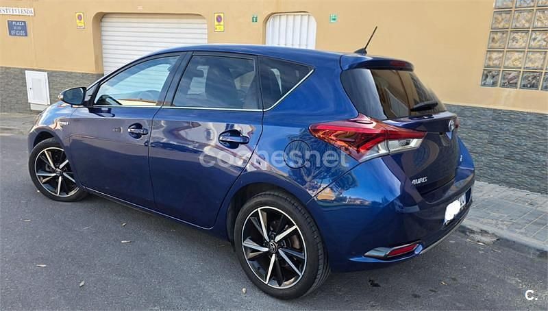 Usado Toyota Auris Hybrid Edition 136 CV (100 kW) 2017 Azul Berlina