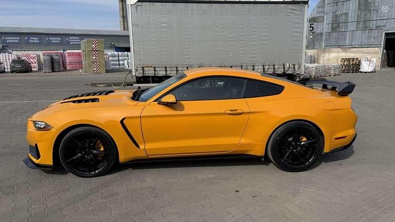 Usado Ford Mustang Fastback 314 CV (230 kW) 2019 Naranja Coupe