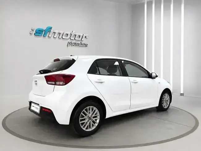 Usado Kia Rio 84 CV (61 kW) 2022 Blanco Berlina