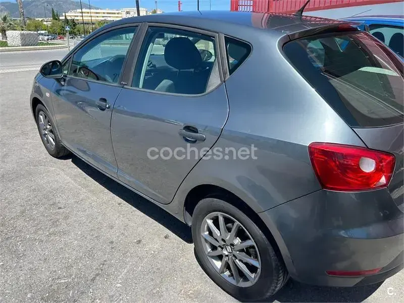 Usado Seat Ibiza Style 85 CV (62 kW) 2015 Gris / plata Berlina