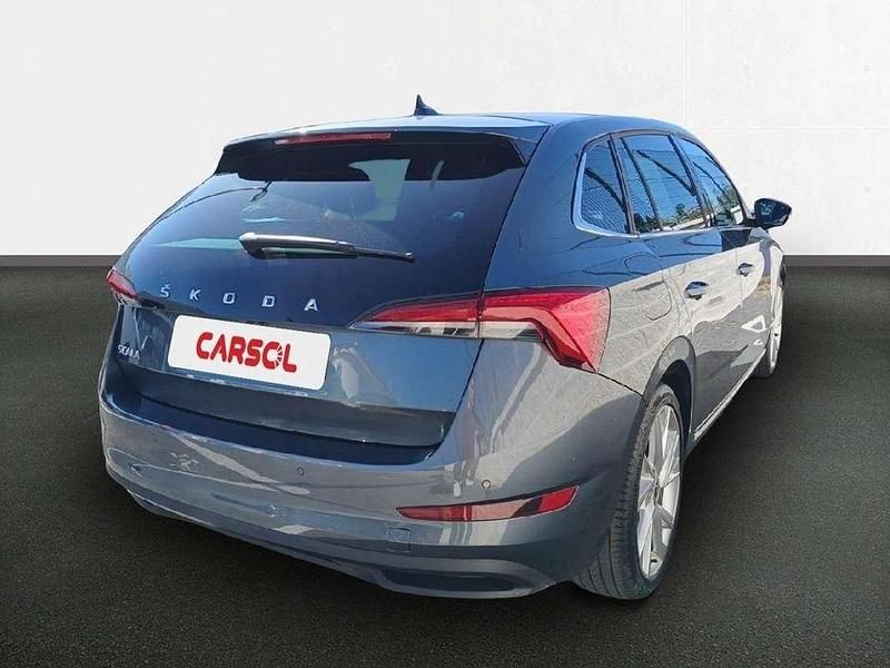 Usado Skoda Scala Sport 110 CV (80 kW) 2021 Gris Utilitario