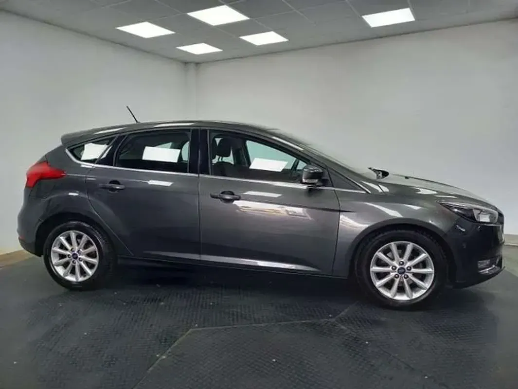 Usado Ford Focus Titanium 126 CV (92 kW) 2018 Gris Berlina