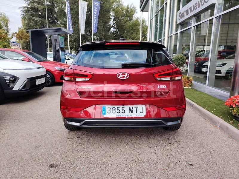 Usado Hyundai i30 120 CV (88 kW) 2023 Rojo Berlina