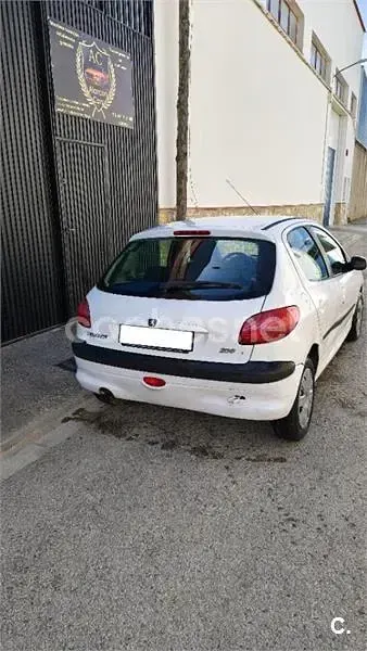 Begagnad Peugeot 206 70 HK (51 kW) 2002 Gul Sedan