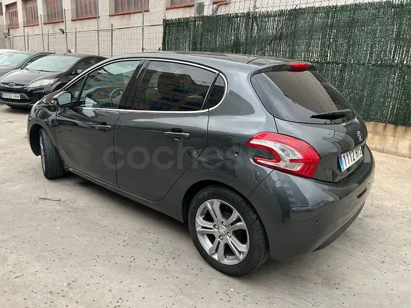 Usado Peugeot 208 Access 82 CV (60 kW) 2014 Gris / plata Utilitario