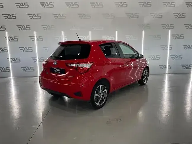 Usado Toyota Yaris Hybrid Active 100 CV (73 kW) 2019 Rojo Utilitario