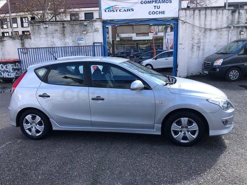 Usado Hyundai i30 Comfort 109 CV (80 kW) 2010 Gris / plata Berlina