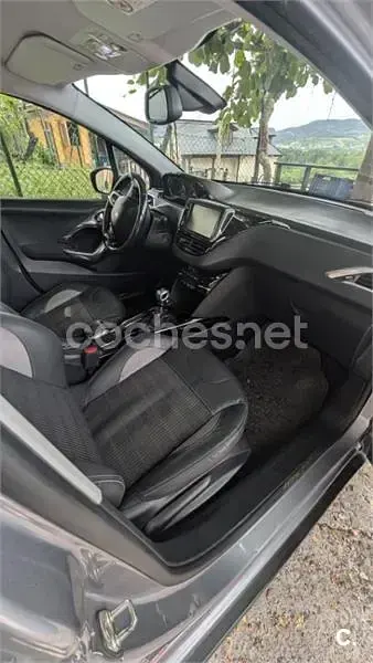 Usado Peugeot 2008 Allure 120 CV (88 kW) 2015 Gris / plata SUV