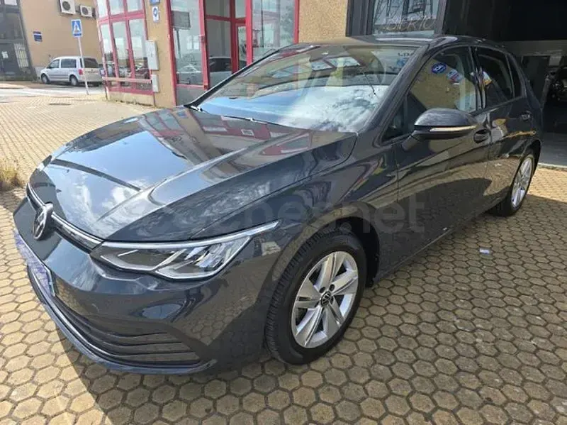 Usado VW Golf VIII Life 110 CV (80 kW) 2022 Gris / plata Berlina