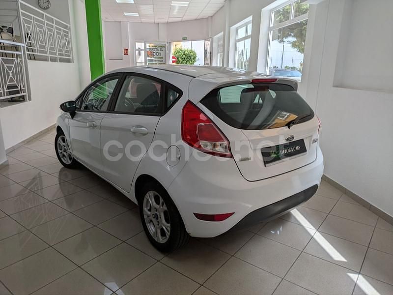 Usado Ford Fiesta Trend 100 CV (73 kW) 2015 Blanco Utilitario