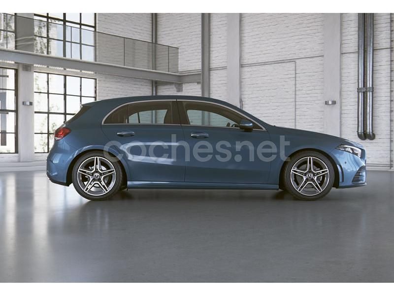 Usado Mercedes A180 AMG line 116 CV (85 kW) 2022 Denim blue  metallic paint Berlina