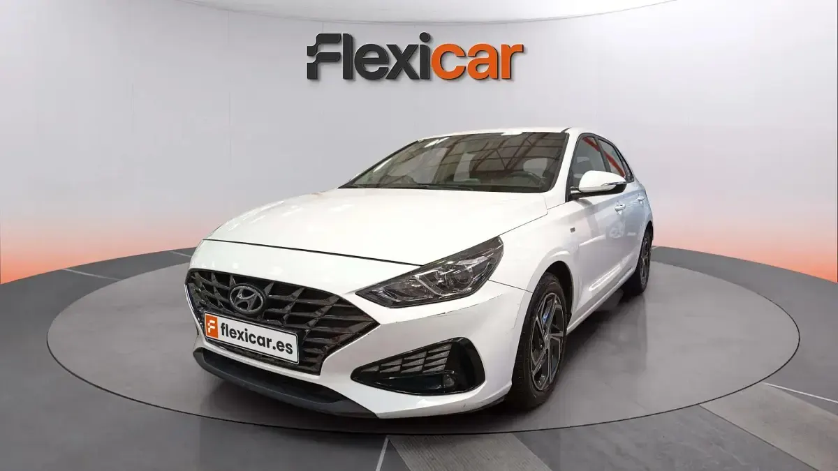 Usado Hyundai i30 120 CV (88 kW) 2021 Blanco Berlina
