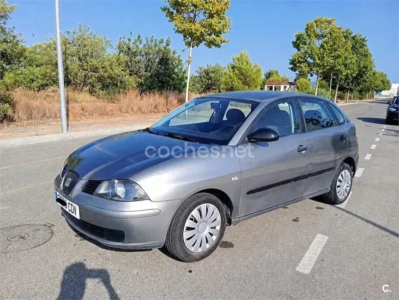Usado Seat Ibiza Stella 75 CV (55 kW) 2003 Gris / plata Utilitario