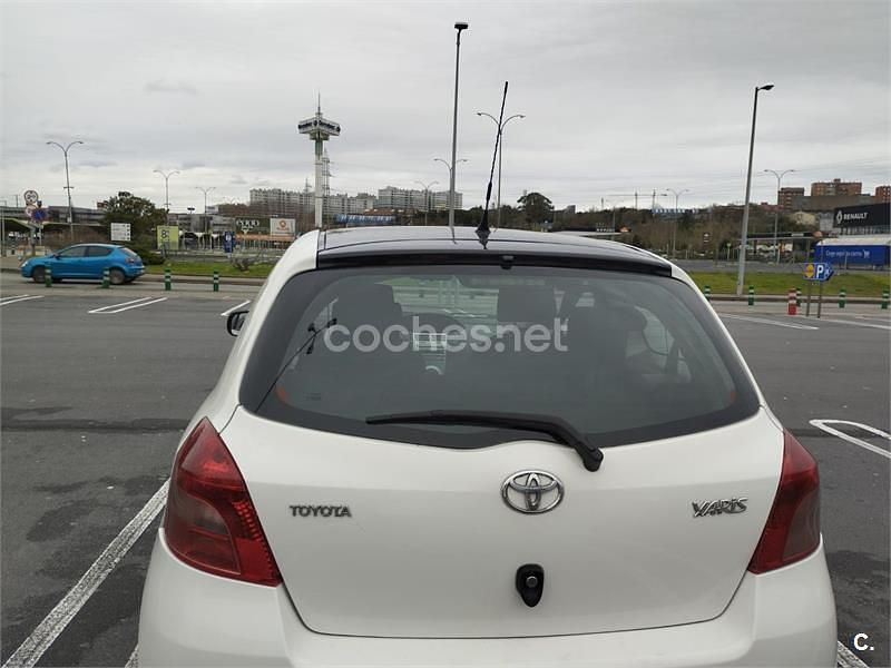 Begagnad Toyota Yaris Sol 90 HK (66 kW) 2007 Vit Halvkombi