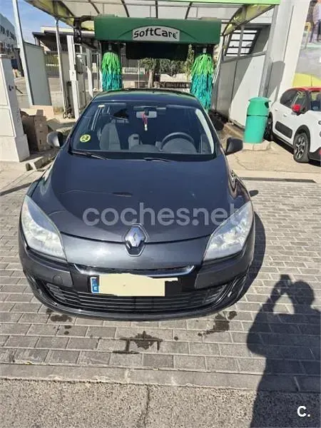 Usado Renault Mégane Authentique 90 CV (66 kW) 2012 Gris / plata Berlina