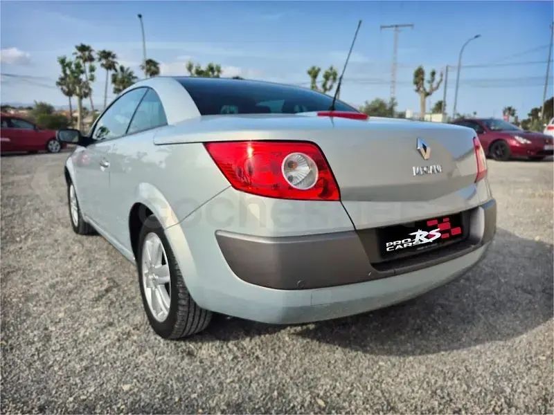 Usado Renault Mégane Cabriolet Dynamique 136 CV (100 kW) 2005 Gris / plata Descapotable