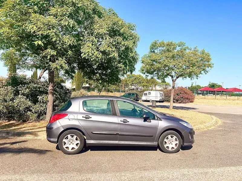 Usado Peugeot 308 120 CV (88 kW) 2010 Gris / plata Berlina