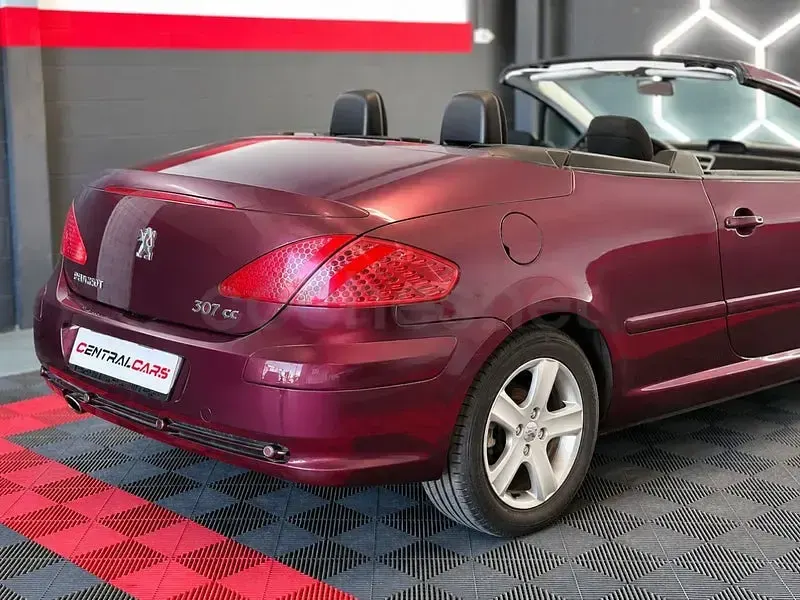 Usado Peugeot 307 CC 110 CV (80 kW) 2004 Granate Descapotable