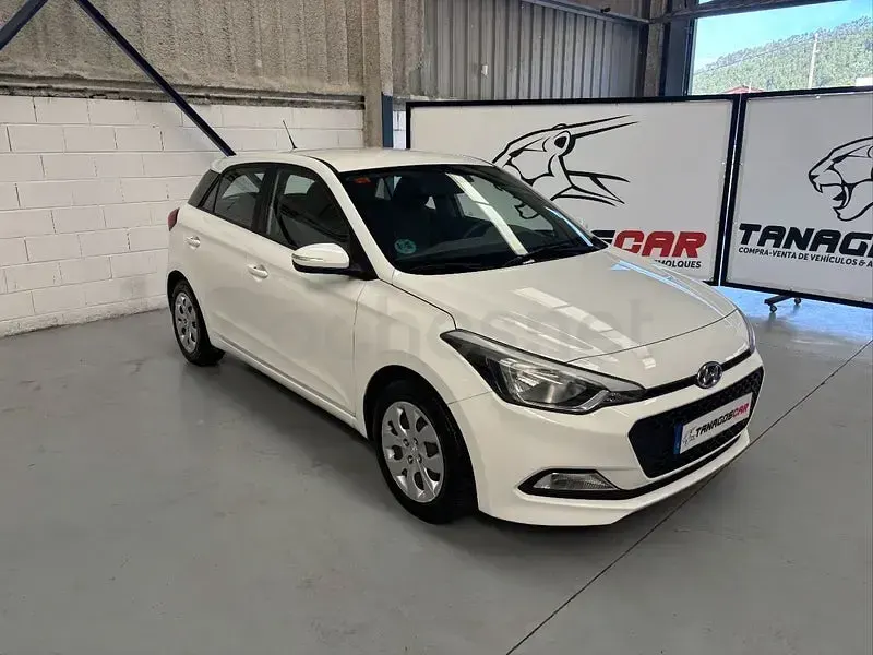 Usado Hyundai i20 84 CV (61 kW) 2016 Blanco Berlina