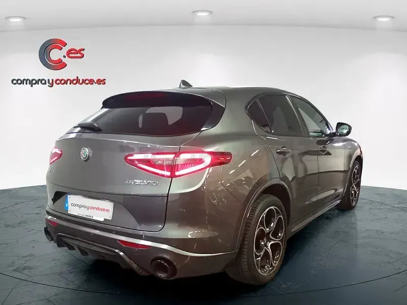 Usado Alfa Romeo Stelvio Veloce 210 CV (154 kW) 2022 Gris / plata SUV
