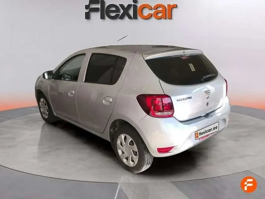 Usado Dacia Sandero Acces 75 CV (55 kW) 2018 Gris Utilitario